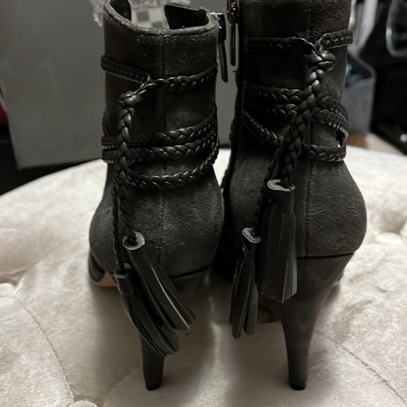 Vince Camuto dark gray leather booties with zipper, size 7.5 - Picture 6 of 8